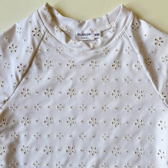 Minnow Girls White Eyelet Long-Sleeve Rashguard - Size 9/10 - Picture 2 of 11